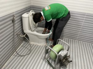 Dịch Vụ Vệ Sinh Môi Trường dùng kĩ thuật lò xo kép để thông tắc bồn cầu
