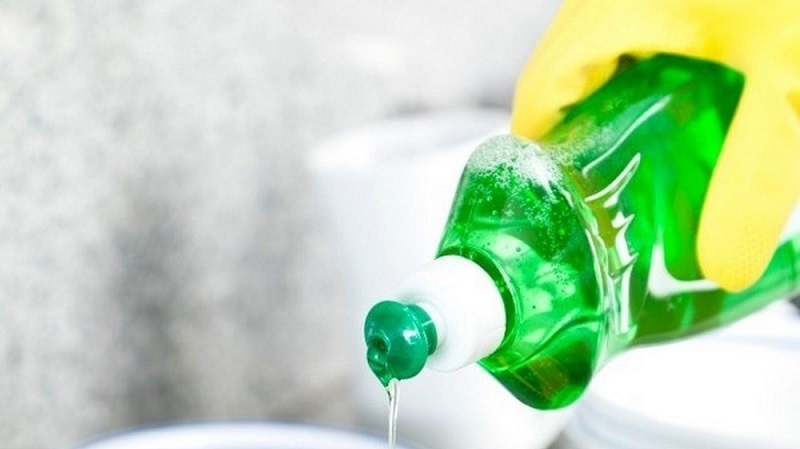 Dùng nước nóng và nước rửa chén