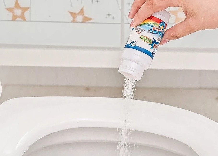 Dùng nước nóng và bột thông bồn cầu