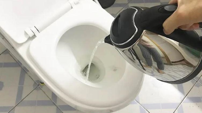 cách thông bồn cầu bằng nước nóng